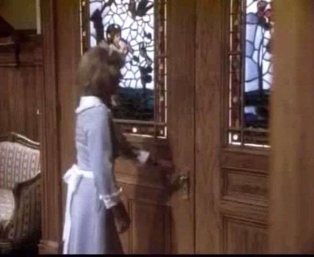 Falcon Crest W rezydencji służąca nosi pełny uniform przez cały dzień, bez chwili wytchnienia. 