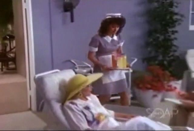 Falcon Crest Służąca jest na każde wezwanie Pani, bez względu na porę dnia. 