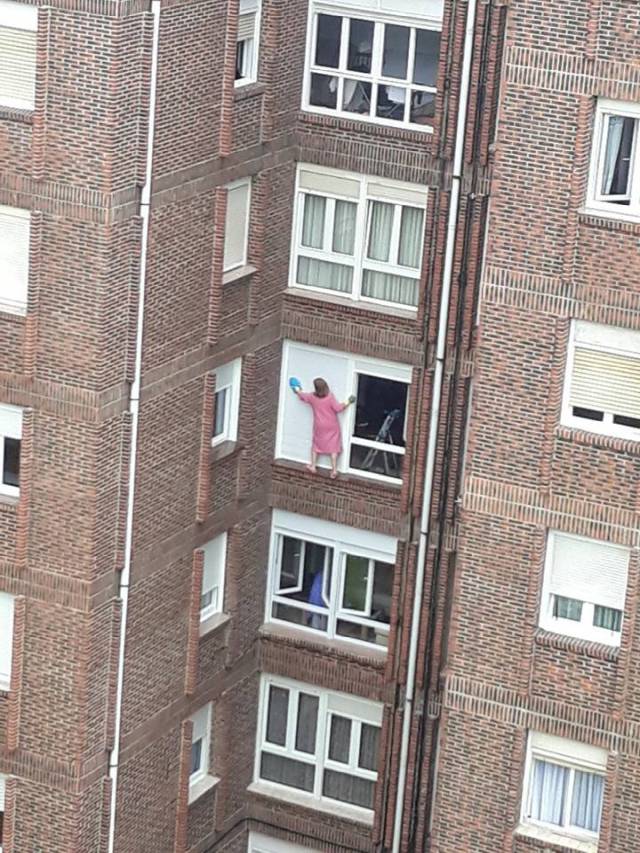 Mimo że pokoj&oacute;wce i gosposi przez cały dzień towarzyszy od&oacute;r toalet, musi zawsze być perfekcyjnie umundurowana