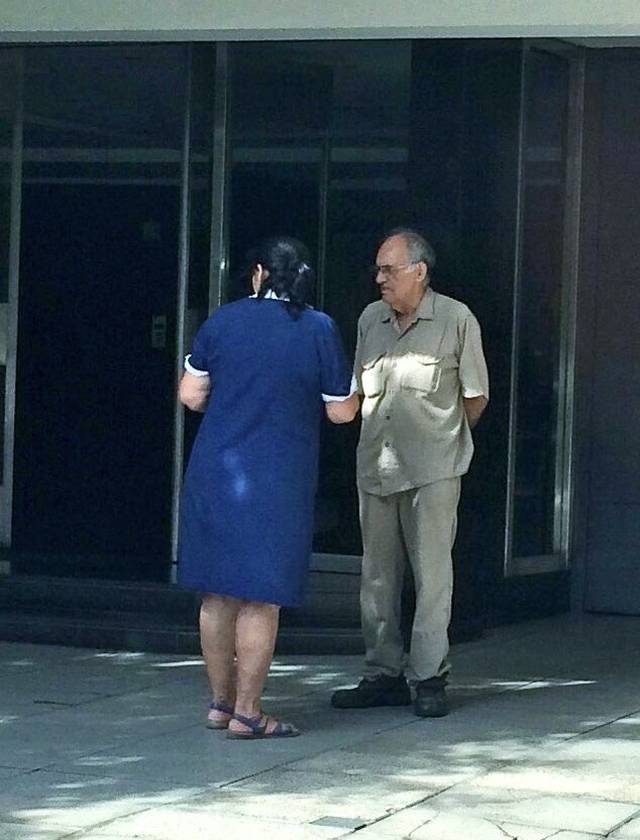 Mimo że pokoj&oacute;wce i gosposi przez cały dzień towarzyszy od&oacute;r toalet, musi zawsze być perfekcyjnie umundurowana