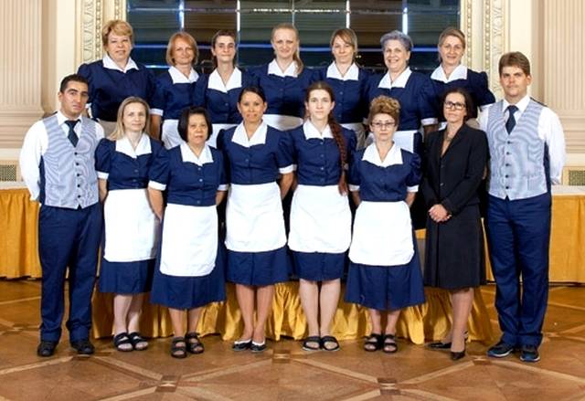 Mimo że pokoj&oacute;wce i gosposi przez cały dzień towarzyszy od&oacute;r toalet, musi zawsze być perfekcyjnie umundurowana