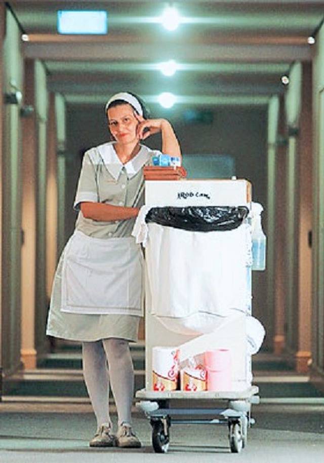 Mimo że pokoj&oacute;wce i gosposi przez cały dzień towarzyszy od&oacute;r toalet, musi zawsze być perfekcyjnie umundurowana