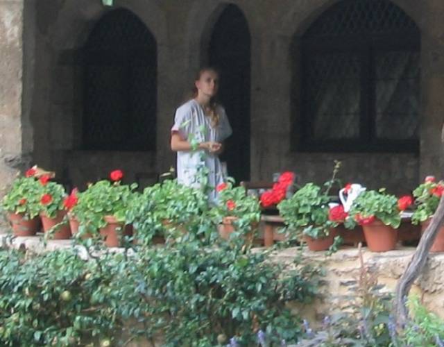 Mimo że pokoj&oacute;wce i gosposi przez cały dzień towarzyszy od&oacute;r toalet, musi zawsze być perfekcyjnie umundurowana