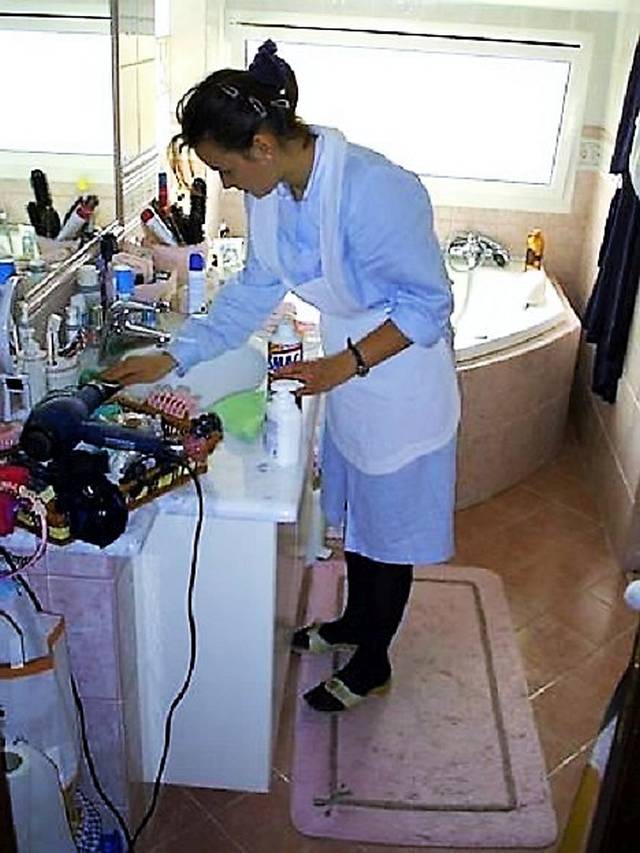 Mimo że pokoj&oacute;wce i gosposi przez cały dzień towarzyszy od&oacute;r toalet, musi zawsze być perfekcyjnie umundurowana