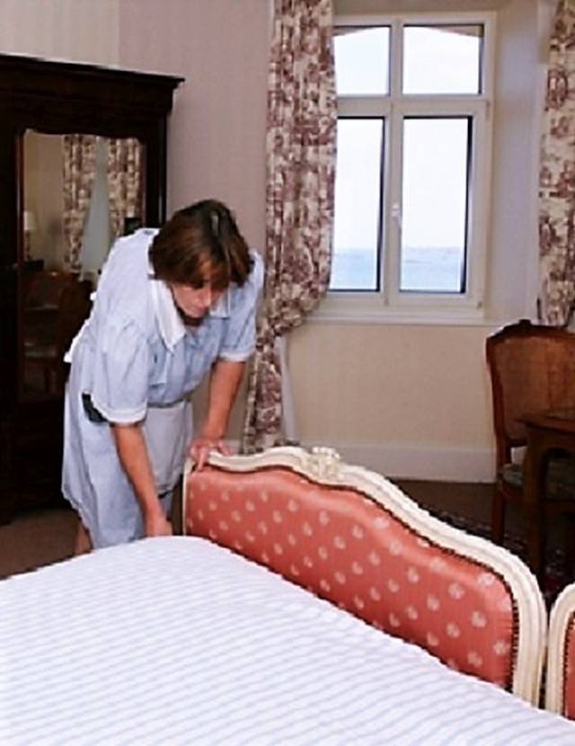 Mimo że pokoj&oacute;wce i gosposi przez cały dzień towarzyszy od&oacute;r toalet, musi zawsze być perfekcyjnie umundurowana