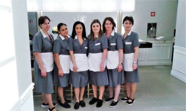 Pracując jako pokoj&oacute;wka musisz pogodzić się z obowiązującymi zasadami, w tymi dotyczącymi ubioru