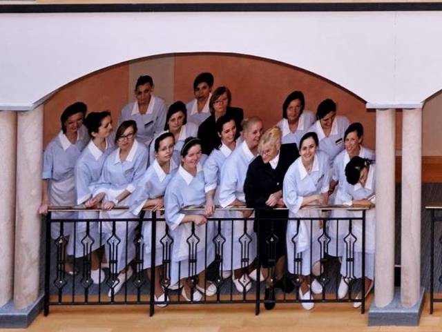 Pracując jako pokoj&oacute;wka musisz pogodzić się z obowiązującymi zasadami, w tymi dotyczącymi ubioru
