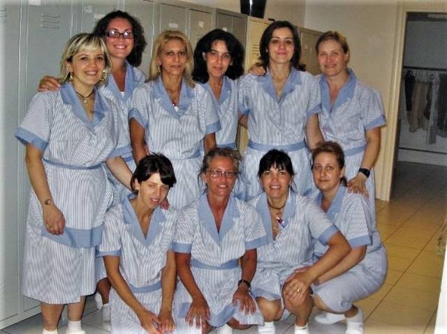 Sukienka z fartuszkiem to wymagany mundurek dla służącej i sprzątaczki w hotelu