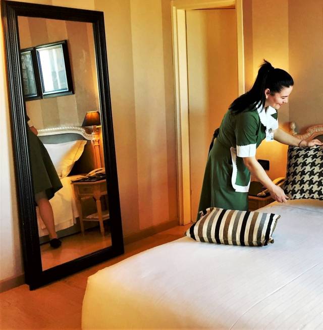 Sukienka z fartuszkiem to wymagany mundurek dla służącej i sprzątaczki w hotelu