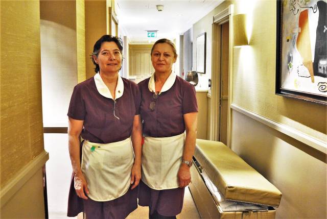 Sukienka z fartuszkiem to wymagany mundurek dla służącej i sprzątaczki w hotelu