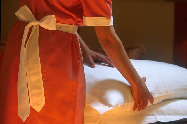 Sukienka z fartuszkiem to wymagany mundurek dla służącej i sprzątaczki w hotelu