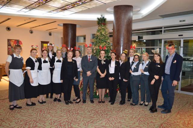 Sukienka z fartuszkiem to wymagany mundurek dla służącej i sprzątaczki w hotelu