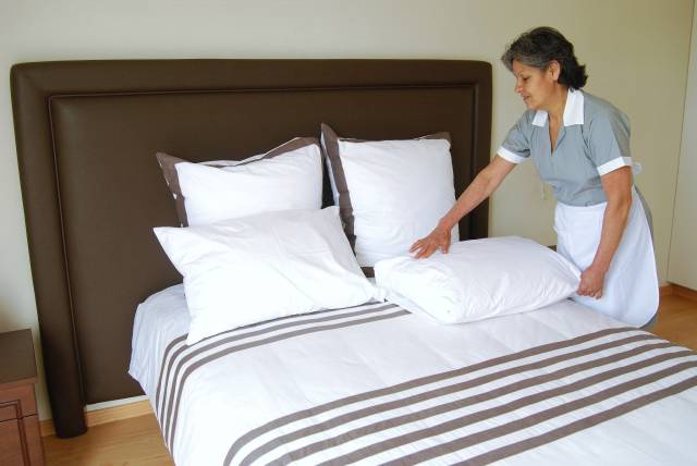 Sukienka z fartuszkiem to wymagany mundurek dla służącej i sprzątaczki w hotelu