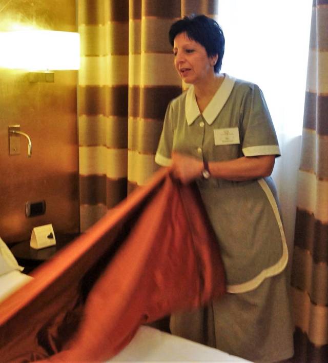 Sukienka z fartuszkiem to wymagany mundurek dla służącej i sprzątaczki w hotelu