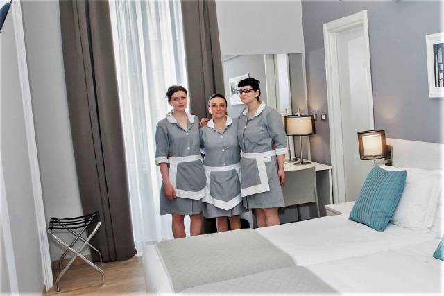 Sukienka z fartuszkiem to wymagany mundurek dla służącej i sprzątaczki w hotelu