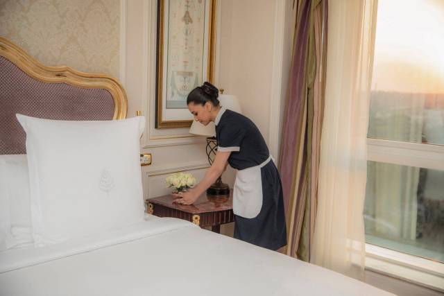 Sukienka z fartuszkiem to wymagany mundurek dla służącej i sprzątaczki w hotelu