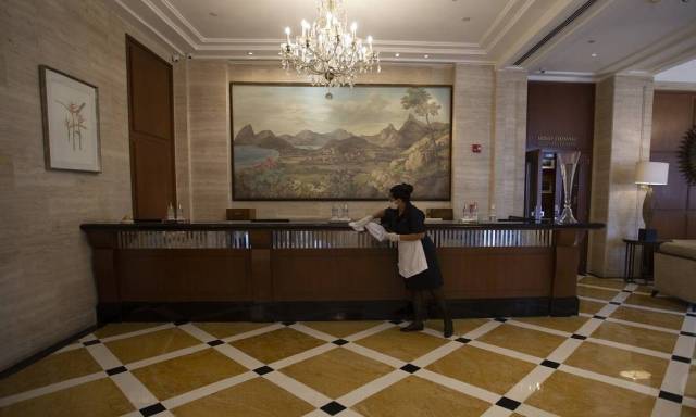 Sukienka z fartuszkiem to wymagany mundurek dla służącej i sprzątaczki w hotelu
