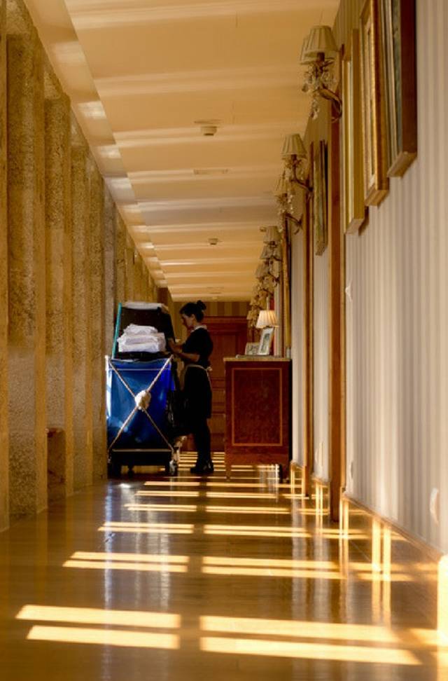 Sukienka z fartuszkiem to wymagany mundurek dla służącej i sprzątaczki w hotelu