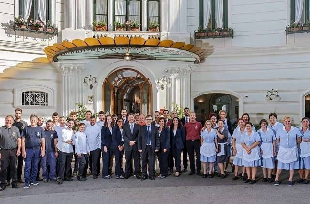 Sukienka z fartuszkiem to wymagany mundurek dla służącej i sprzątaczki w hotelu