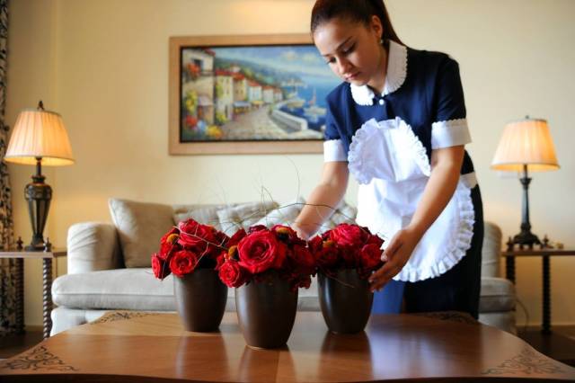 Sukienka z fartuszkiem to wymagany mundurek dla służącej i sprzątaczki w hotelu