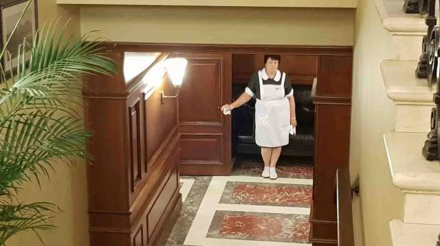Sukienka z fartuszkiem to wymagany mundurek dla służącej i sprzątaczki w hotelu