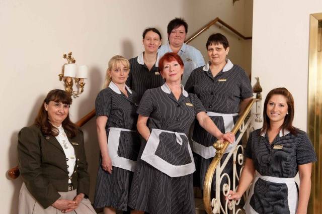 Praca pokoj&oacute;wki wymaga odpowiedzialności, dyscypliny oraz noszenia uniformu składającego się z sukienki i fartuszka