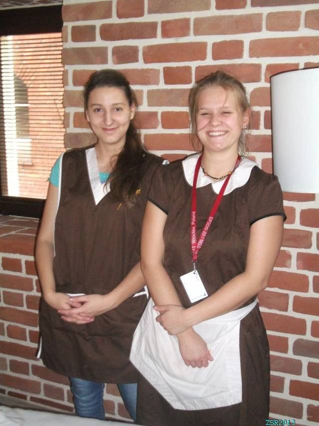 Praca pokoj&oacute;wki wymaga odpowiedzialności, dyscypliny oraz noszenia uniformu składającego się z sukienki i fartuszka