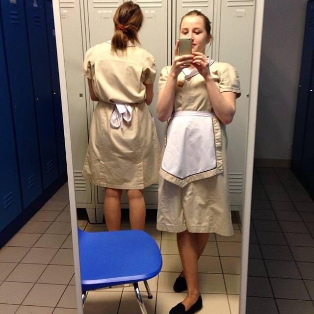 Praca pokoj&oacute;wki wymaga odpowiedzialności, dyscypliny oraz noszenia uniformu składającego się z sukienki i fartuszka