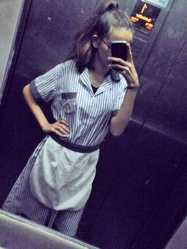Praca pokoj&oacute;wki wymaga odpowiedzialności, dyscypliny oraz noszenia uniformu składającego się z sukienki i fartuszka