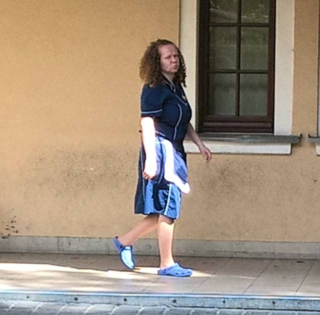 Praca pokoj&oacute;wki wymaga odpowiedzialności, dyscypliny oraz noszenia uniformu składającego się z sukienki i fartuszka
