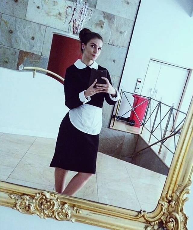 Praca pokoj&oacute;wki wymaga odpowiedzialności, dyscypliny oraz noszenia uniformu składającego się z sukienki i fartuszka