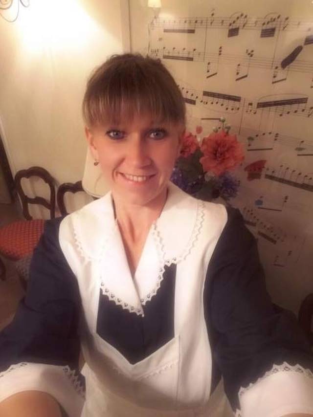Praca pokoj&oacute;wki wymaga odpowiedzialności, dyscypliny oraz noszenia uniformu składającego się z sukienki i fartuszka