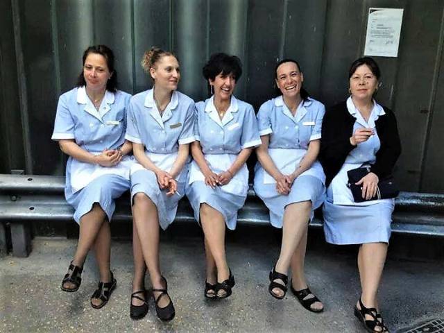 Praca pokoj&oacute;wki wymaga odpowiedzialności, dyscypliny oraz noszenia uniformu składającego się z sukienki i fartuszka