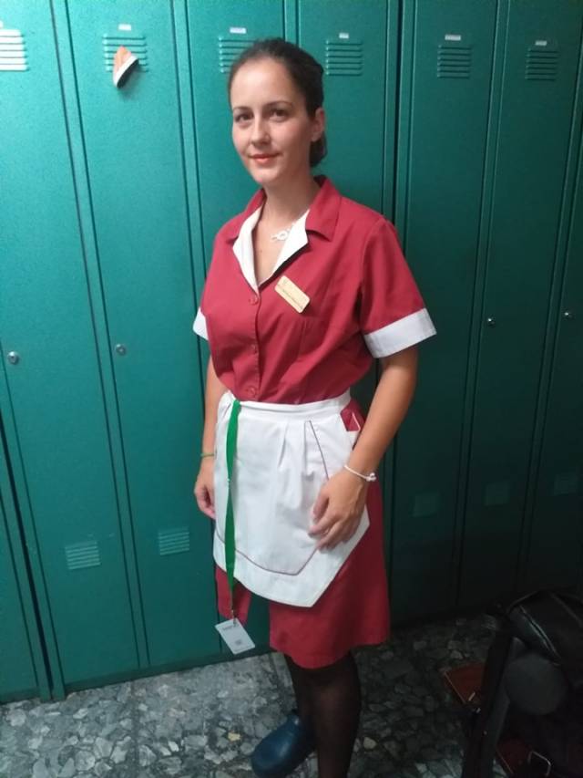 Praca pokoj&oacute;wki wymaga odpowiedzialności, dyscypliny oraz noszenia uniformu składającego się z sukienki i fartuszka