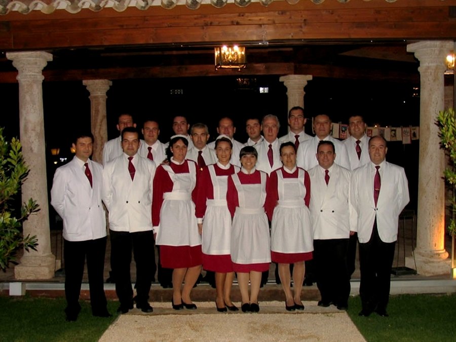 Uniformy kelnerek w firmach cateringowych