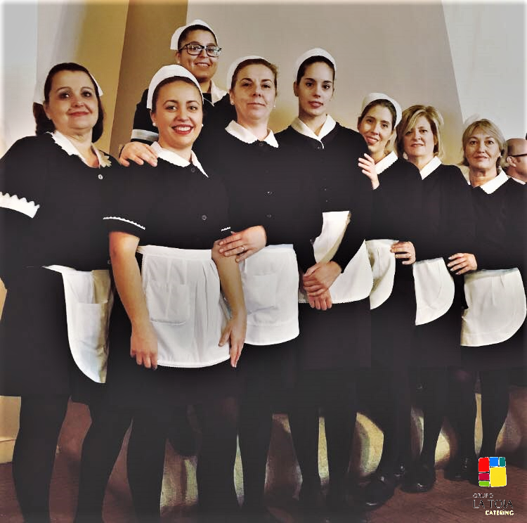 Obowiązkowe uniformy służby domowej i sprzątaczek